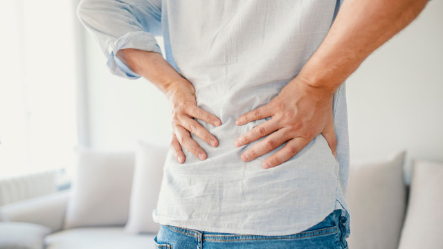 Ortopedista diz o que nunca deve fazer quando tem dores nas costas