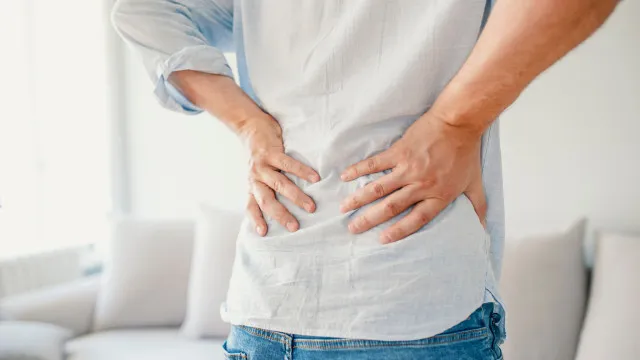 Dor nas costas? Sentar-se nesta posiÃ§Ã£o pode melhorar atÃ© forÃ§a abdominal