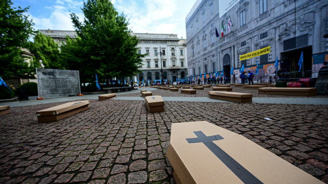 Caixões ocupam praça italiana. O motivo? As mortes em contexto laboral