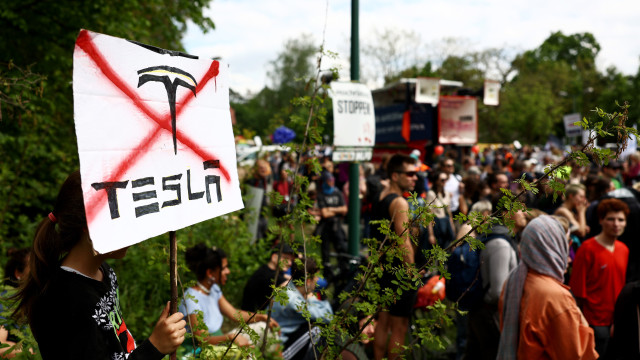 Centenas de ativistas desfilam na Alemanha contra fábrica da Tesla