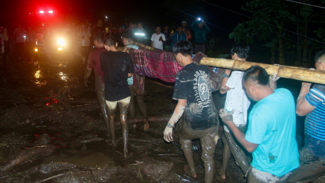 Pelo menos 12 mortos em inundações e correntes de lava fria na Indonésia