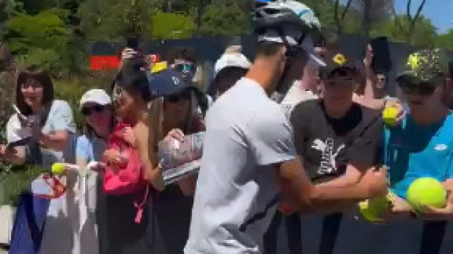 Após acidente, Djokovic distribui autógrafos... de capacete na cabeça