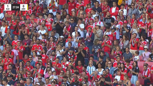 Estádio da Luz 'esqueceu' jogo para homenagear Rafa Silva aos 27 minutos