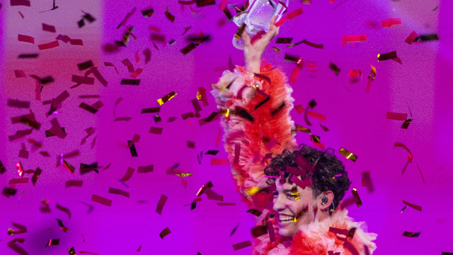 Nemo explica como partiu o troféu da Eurovisão (minutos após vitória)