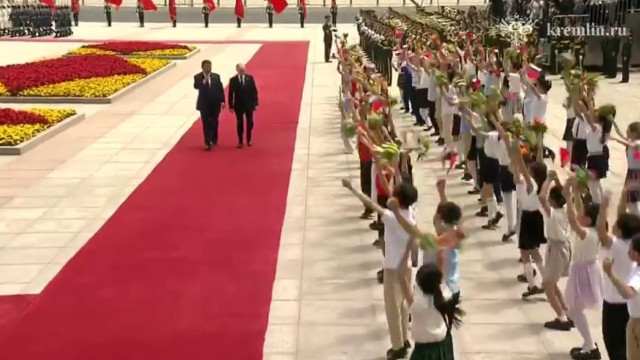 Xi Jinping recebeu Putin com honras militares antes de reunião. O vídeo