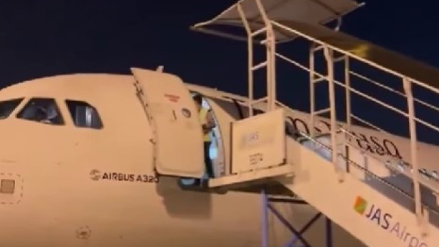 Funcionário aeroportuário cai de avião na Indonésia. Escada 'falhou'