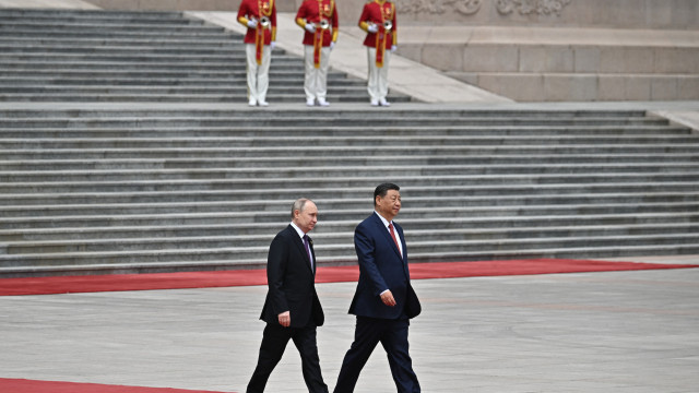 Xi Jinping recebeu Putin com honras militares antes de reunião. O vídeo
