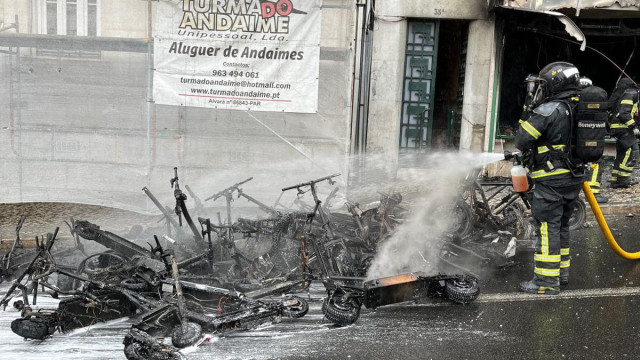 As imagens do incêndio que deflagrou numa loja de trotinetes em Lisboa