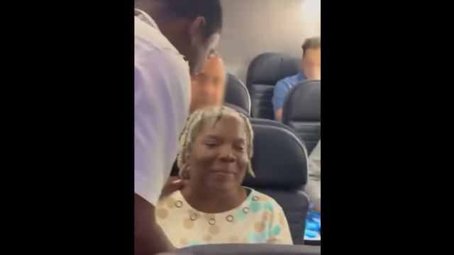 Piloto surpreende mãe no primeiro voo de volta a casa após morte do pai