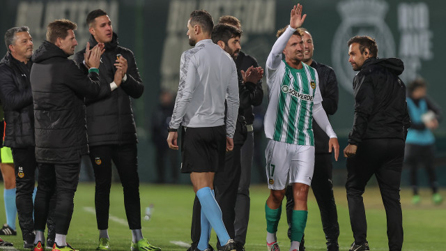 Rio Ave-Benfica parou aos 17 minutos para a guarda de honra ao 'rei' Ukra