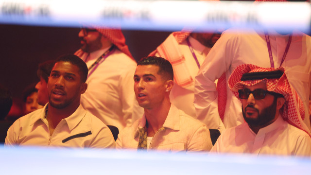 Cristiano Ronaldo entre as estrelas para assistir a combate na Arábia