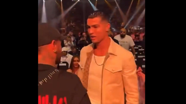 Neymar encontrou Cristiano Ronaldo em evento de boxe. Esta foi a conversa