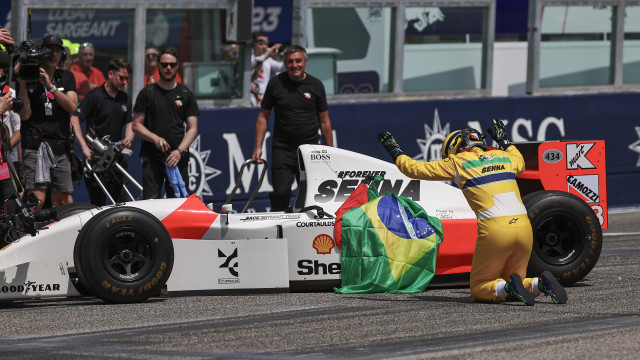 Sebastian Vettel conduziu McLaren de Ayrton Senna em Imola