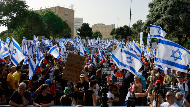 "És o culpado". Milhares exigem demissão de Netanyahu frente a parlamento