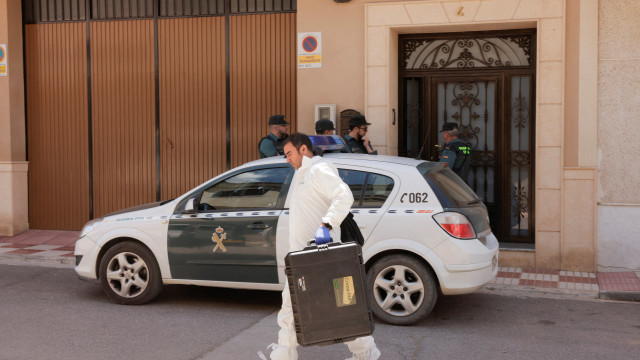 Pai das crianças mortas pelo avô em Espanha internado e sedado