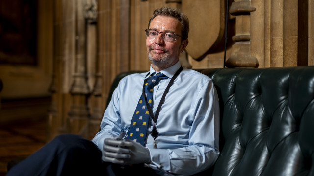 O regresso do "deputado biónico" ao parlamento britânico em imagens