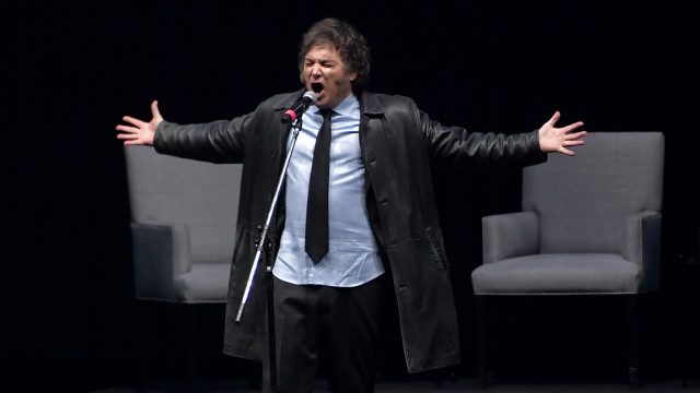 Milei cai em fake news e comemora convite falso para cantar com AC/DC