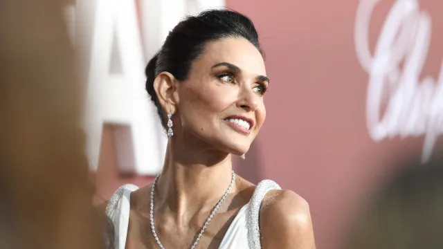 
                    Demi Moore corrige fã sobre como se pronuncia o seu nome corretamente
                