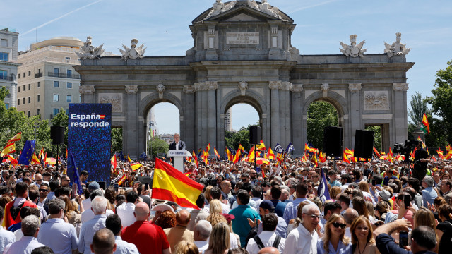 Milhares com bandeiras de Espanha e UE em protesto do PP contra amnistia