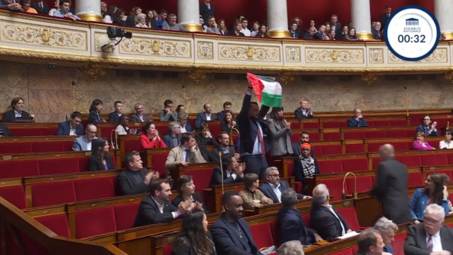 Parlamento francês suspenso após deputado erguer bandeira da Palestina