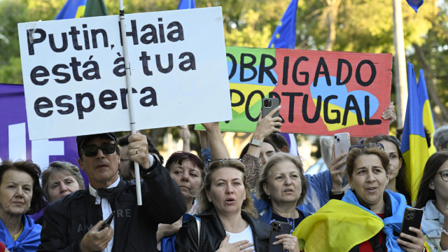 Mais de meia centena de ucranianos expressam em Lisboa apoio a Zelensky