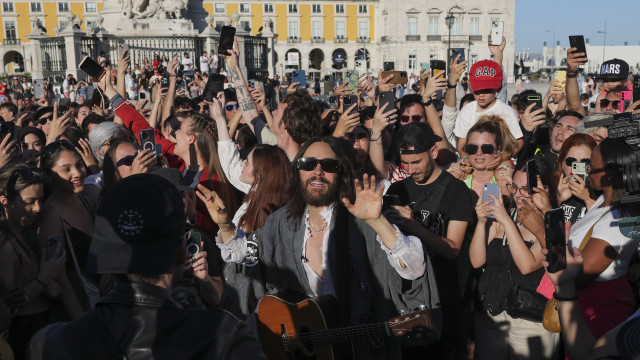 Thirty Seconds to Mars dão concerto improvisado na baixa de Lisboa