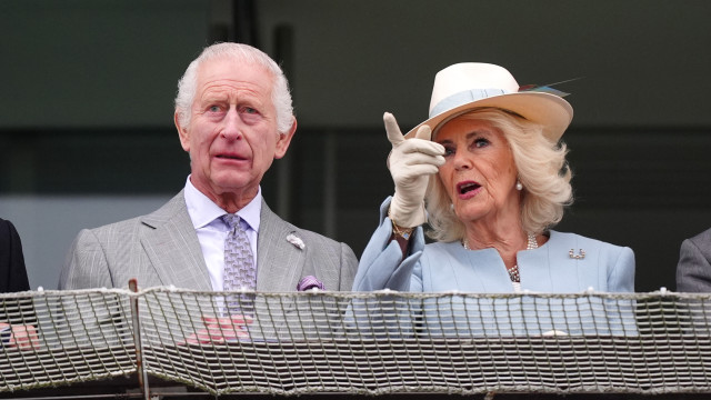 Não perdem uma! Carlos III e Camilla vibram em corrida de cavalos