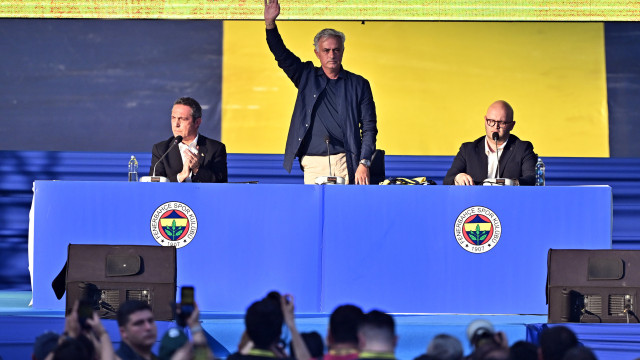 Gritos e 'cachecholada'. José Mourinho 'enlouquece' adeptos do Fenerbahçe