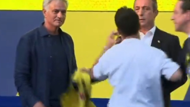 Adepto do Fenerbahçe invade relvado para tocar em Mourinho... sem sucesso