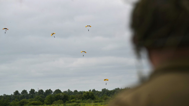 Paraquedistas iniciam comemorações dos 80 anos do 'Dia D' na Normandia