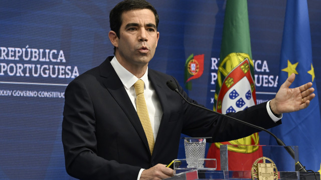 Governo aperta regras para reagrupamento familiar. Que disse Leitão Amaro