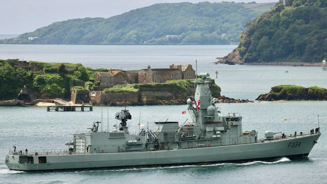 Fragata da Marinha inicia treino "exigente" no Reino Unido