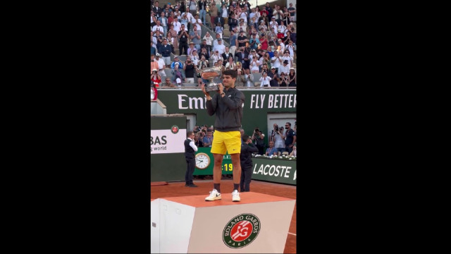 O momento em que Carlos Alcaraz ergue o troféu de Roland Garros