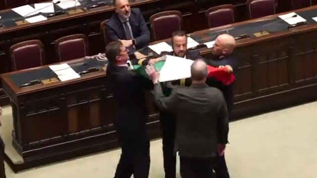 "Vergonha". Deputados italianos envolvem-se em agressões no parlamento