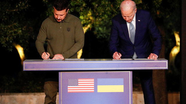 "Firme apoio". EUA assinam acordo de segurança por dez anos com a Ucrânia