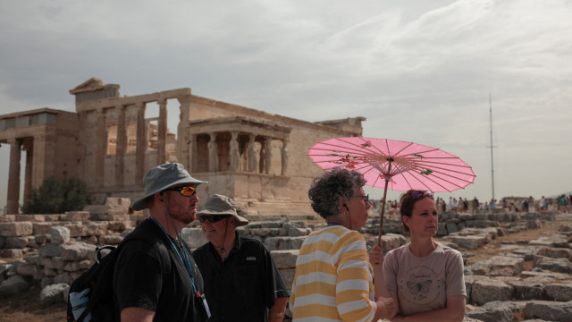 Acrópole de Atenas fechada pelo 2.º dia consecutivo devido ao calor