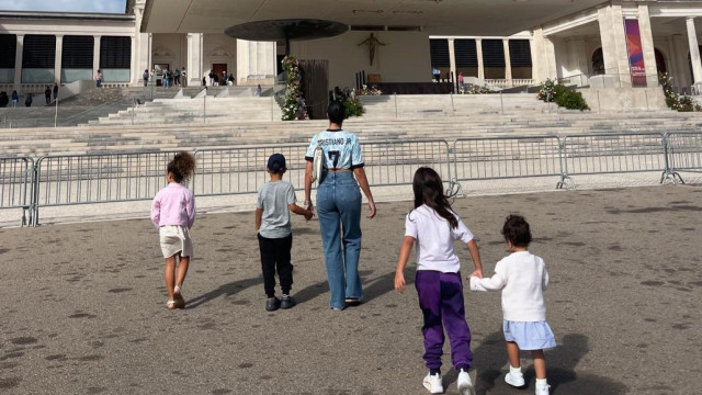 Georgina Rodríguez visita Fátima com os filhos. Eis as imagens