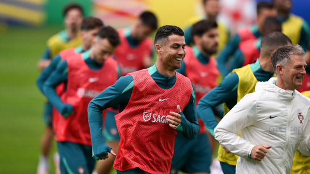 Sorriso de Cristiano Ronaldo em destaque no primeiro treino em Marienfeld