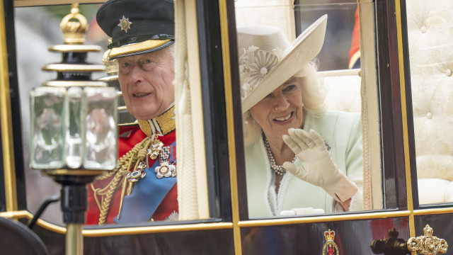 Trooping the Colour. As imagens do rei (da festa) Carlos III e de Camilla