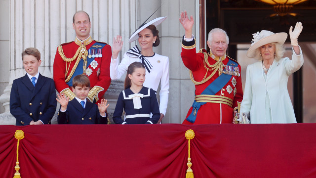 Mais unida que nunca! Família real sobe à varanda de Buckingham