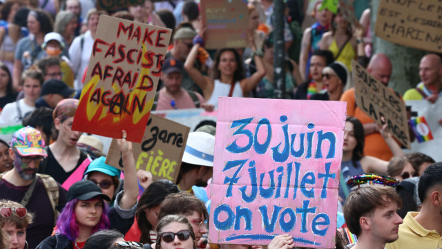 Dezenas de milhares de pessoas nas ruas francesas contra extrema-direita