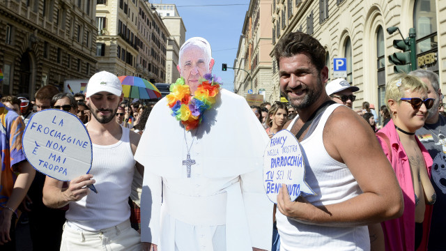 Milhares de pessoas na parada gay em Roma (com Papa Francisco na 'mira')