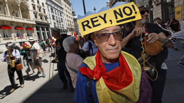 A dias do 10.º aniversário do reinado, espanhóis manifestam-se contra rei