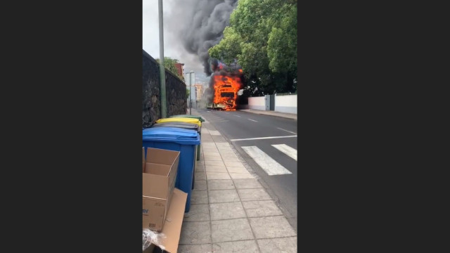 Incêndio consome autocarro de turismo no Funchal. Eis o vídeo