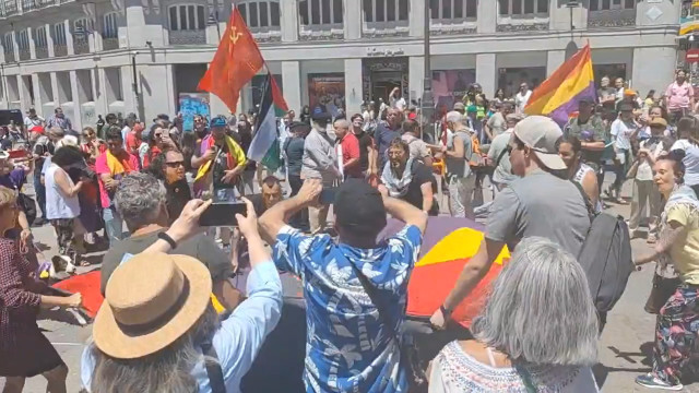 Manifestantes envolvem boneco de Felipe VI em bandeira republicana