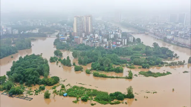 
                    Deslizamento de terras deixa 16 pessoas soterradas no noroeste da China
                