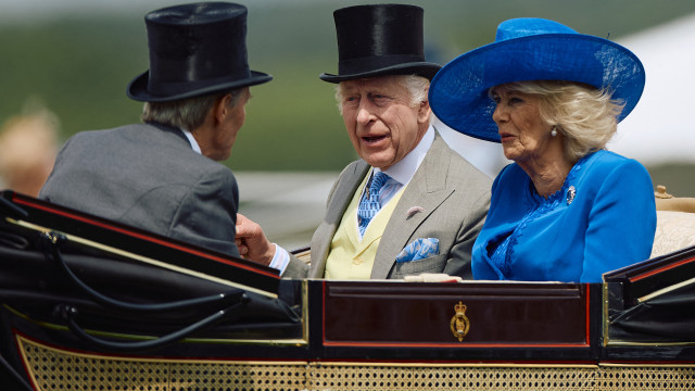Royal Ascot. Os sorrisos de Carlos III e Camilla no 1.º dia das corridas