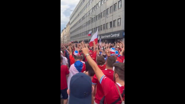 Adeptos checos cantam por Messi antes do jogo contra Portugal