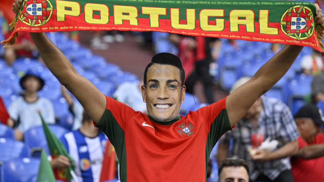 Já há portugueses na Veltins-Arena (e não faltam máscaras de Ronaldo)