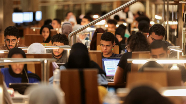 Bibliotecas e cafés recebem alunos durante cortes de energia no Egito